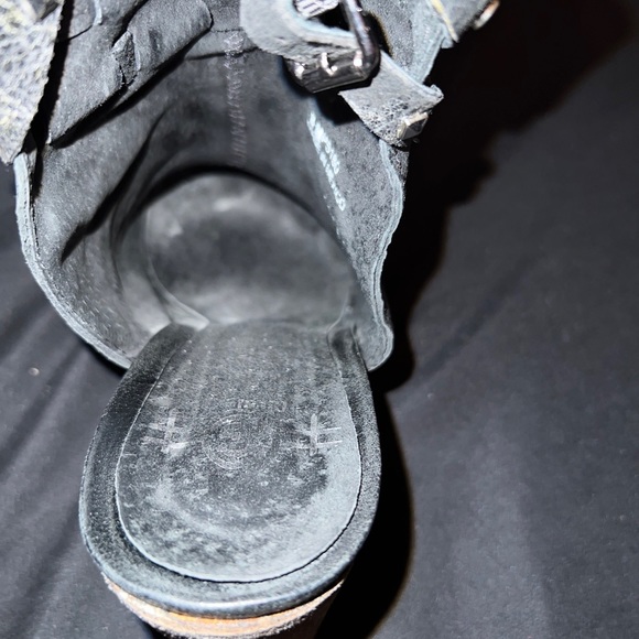 Circle G Fashion Shoes Womens 8 M Straps Round Toe Buckle Black P5180. 
Bin B13 - Picture 10 of 11